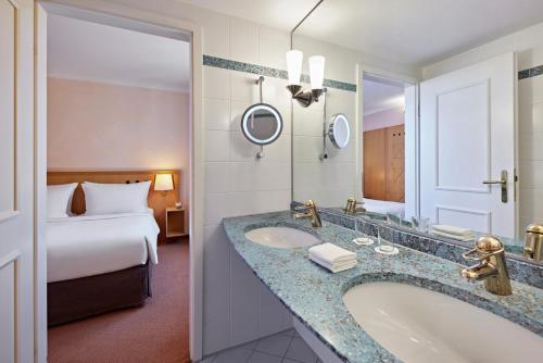 Una cama o camas en una habitación de Golf- und Sporthotel Wiesensee