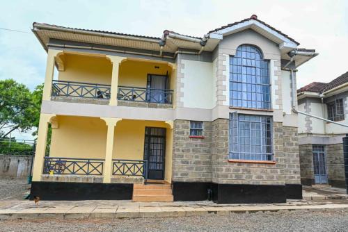 El edificio en el que está la casa vacacional