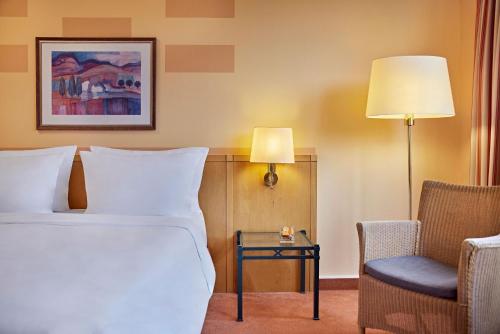 Una cama o camas en una habitación de Golf- und Sporthotel Wiesensee