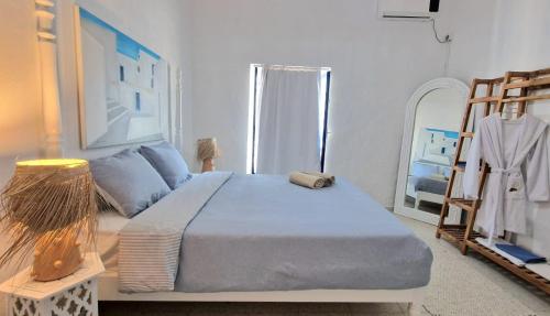 una camera da letto con un letto grande e una scala di Dar El Aalia Sea View Stay in Iconic Sidi Bou Saïd a Sidi Bou Saïd