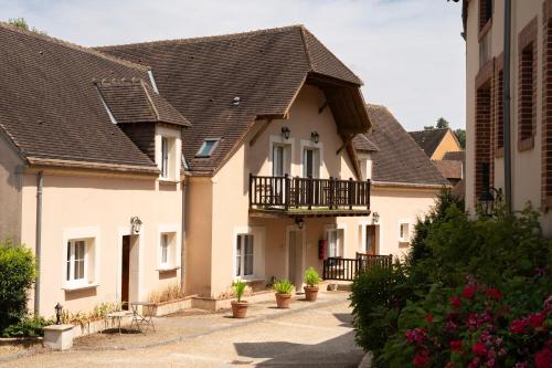 une rangée de maisons blanches avec un balcon dans l'établissement Les Belleme Golf - Self-catering Apartments, à Bellême