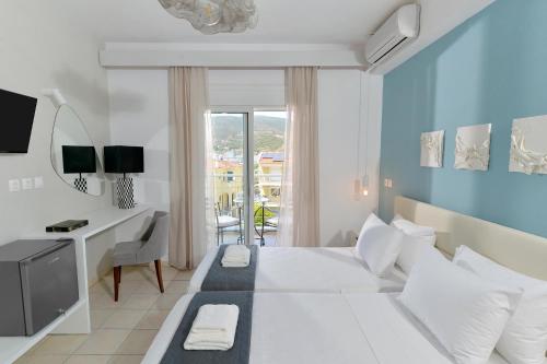 Un ou plusieurs lits dans un hébergement de l'établissement Hotel Kalloni