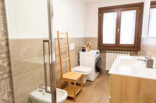 un bagno con un water e un lavandino di Cima del ricordo a Pontagna