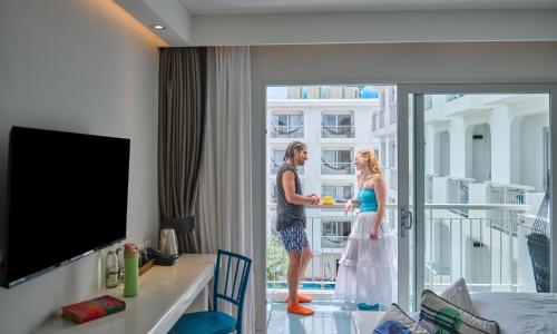 Un uomo e una donna in piedi in una stanza d'albergo di Lub d Phuket Patong - Near Patong Beach & Vibrant Social Vibe a Patong Beach