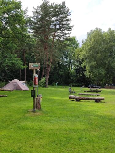 a park with a tent and picnic tables in the grass at !Nur Stellplatz! Wohnwagen- & Mobil und Zelt Stellplatz "122", an der Mecklenburger Seenplatte in Fürstenberg-Havel
