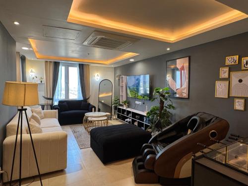 Posezení v ubytování Premium Goldcrest Mall Apartments Luxury Serviced Stay in DHA Lahore