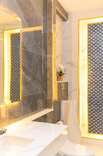 a bathroom with a sink and a mirror at The Swan Pool Villa Hatyai เดอะสวอน พูลวิลล่าหาดใหญ่ in Ban Kohong