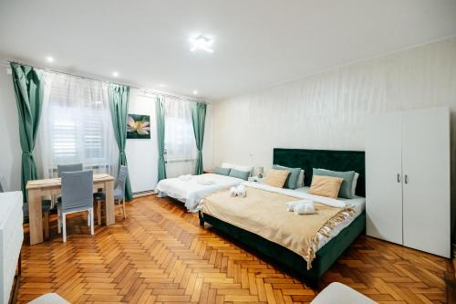 En eller flere senge i et værelse på The Muse - Kronstadt Central Suites