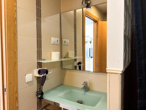 łazienka z umywalką i lustrem w obiekcie Apartamento coqueto w Maladze