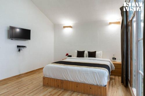 TV a/nebo společenská místnost v ubytování StayVista at Nirvana Dhar