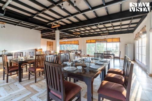 Restaurace v ubytování StayVista at Nirvana Dhar