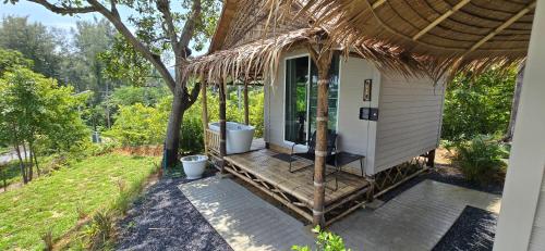 Κήπος έξω από το Krabi Sea View Orchid Beach room