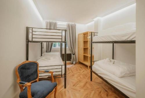 a room with two bunk beds and a chair at Centro Burgos Real Consulado 1787 in Burgos