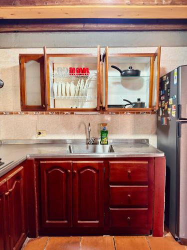 Una cocina o zona de cocina en Next to the airport - cute home