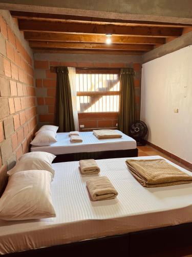 Cama o camas de una habitación en Next to the airport - cute home