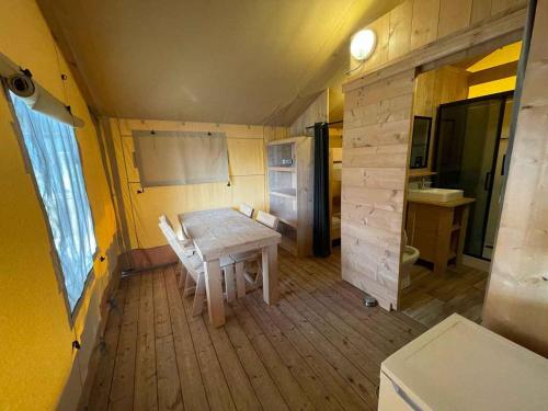 a small kitchen with a table and chairs in a room at Vakantiepark Klein Strand - Glamping 4p in Jabbeke