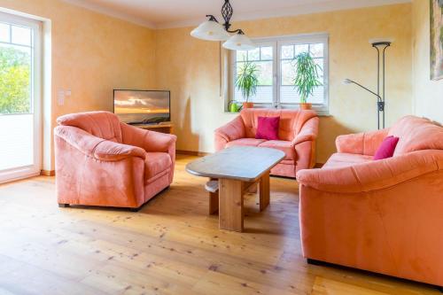 ein Wohnzimmer mit zwei Stühlen und einem Tisch in der Unterkunft Ferienhaus Strandmuschel in Groß Schwansee