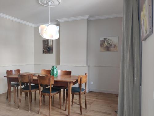 une salle à manger avec une table et des chaises en bois dans l'établissement La Maison Royale, à Amboise