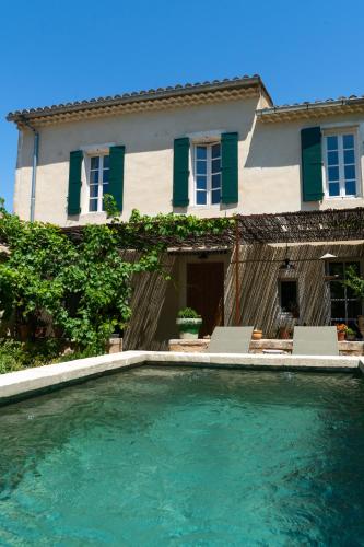 une piscine devant une maison dans l'établissement LA SUITE - Maison M Fabre, à Saint-Rémy-de-Provence