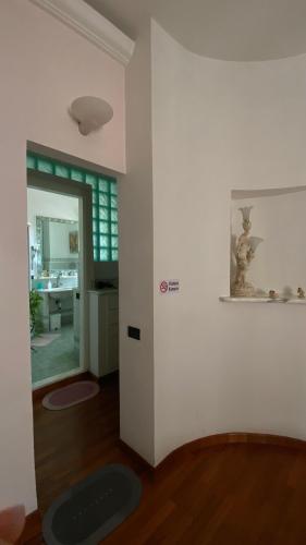 a room with a white wall and a doorway at B&B Villa Pina in Colleferro