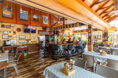 un ristorante con persone sedute al bar di The Expat Hotel Patong a Patong Beach