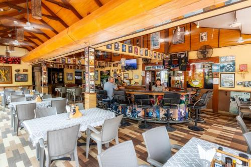 un ristorante con tavoli e sedie e un bar di The Expat Hotel Patong a Patong Beach