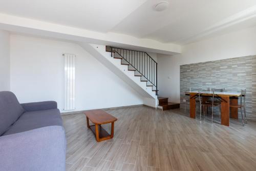 a living room with a couch and a table at Casa Belvedere - Affitti Brevi Italia in Poggio Picenze