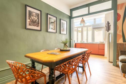 une salle à manger avec une table et des chaises en bois dans l'établissement Sable et savane Proche de la plage, à Dunkerque