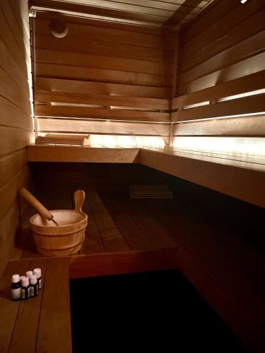 a small sauna with a bucket and candles in it at Da Rite in Paluzza