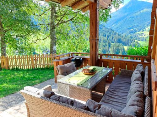 Pemandangan gunung umum atau pemandangan gunung yang diambil dari chalet