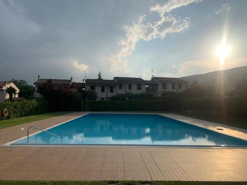 ガルダにあるCà Leo in Garda, relax & poolの家の庭にあるプール