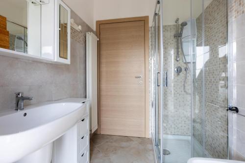 a bathroom with a sink and a glass shower at Casa Belvedere - Affitti Brevi Italia in Poggio Picenze