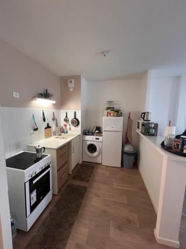 Apartment في La Celle-sous-Gouzon: مطبخ مع حوض وموقد الفرن العلوي