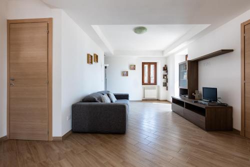 a living room with a couch and a television at Casa Belvedere - Affitti Brevi Italia in Poggio Picenze