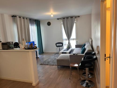 Apartment في La Celle-sous-Gouzon: غرفة معيشة بها أريكة وطاولة