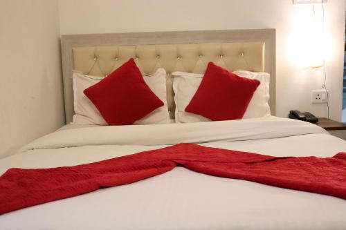 Una cama o camas en una habitación de Paradise Inn