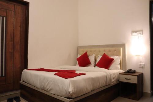 Una cama o camas en una habitación de Paradise Inn