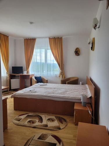 un dormitorio con una cama grande en una habitación en La Flori, en Sovata