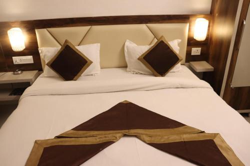 Una cama o camas en una habitación de Paradise Inn