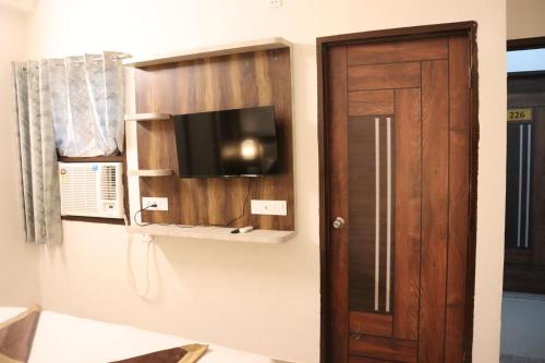 Una televisión o centro de entretenimiento en Paradise Inn