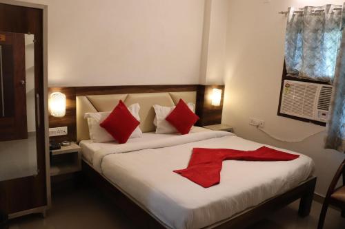 Una cama o camas en una habitación de Paradise Inn