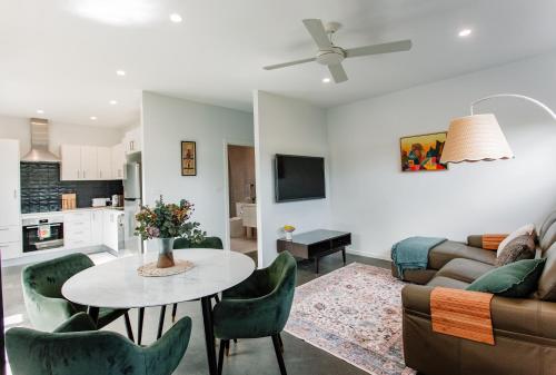 BooragulにあるBright & Modern Booragul Home for Familiesのテーブルとソファのあるリビングルーム