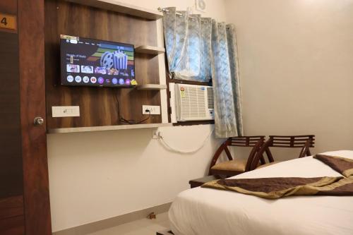 Una cama o camas en una habitación de Paradise Inn