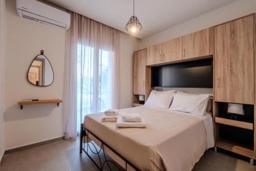 Ένα ή περισσότερα κρεβάτια σε δωμάτιο στο Heart Of Galatas Apartments Holidays In crete