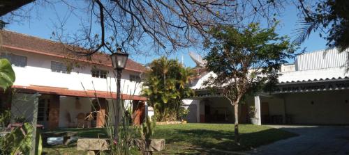 an exterior view of a building with a yard at Casa no centro de Teresópolis in Teresópolis