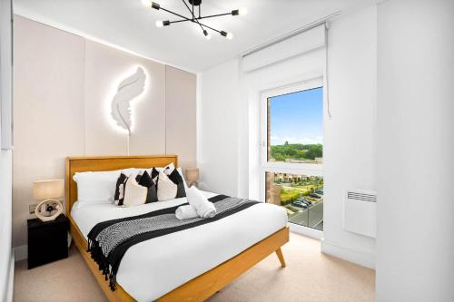 Foto Luxury 2 Bedroom Apartment - Balcony - City Centre - Fast WIFI - Netflix - Parking - 511C 1