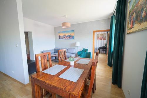 Spacious Apt by Airport Train Old Town