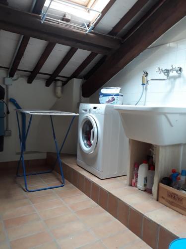 a washing machine and a sink in a room at Mazzini 16 in Perugia
