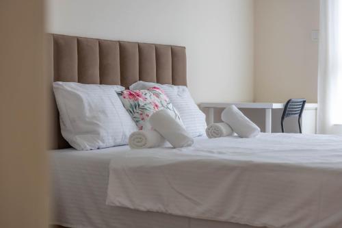 a white bed with white pillows at Miedza Apartament - Targówek, Metro Trocka in Warsaw
