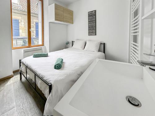 Ένα ή περισσότερα κρεβάτια σε δωμάτιο στο T2 cosy avec terrasse privée à Montluçon